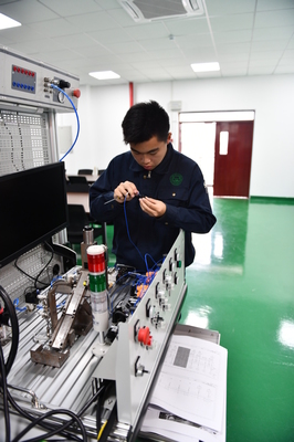 AHK不僅是一場(chǎng)考試——我校成功舉行AHK機(jī)電一體化工畢業(yè)考試